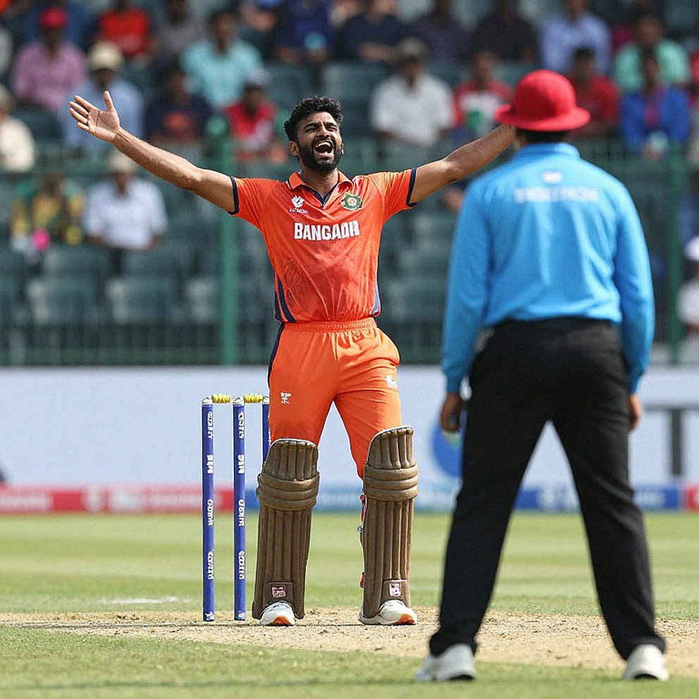 গ্লাভস, টেস্ট অভিষেক আর ভাঙা ক্যালেন্ডার: নারী ক্রিকেটের আসল প্রশ্নটা স্কোরবোর্ডে নেই গ্লাভস, টেস্ট অভিষেক আর ভাঙা ক্যালেন্ডার: নারী ক্রিকেটের আসল প্রশ্নটা স্কোরবোর্ডে নেই